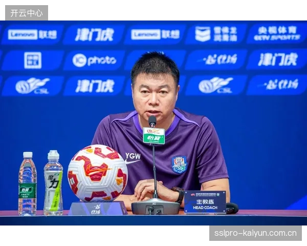 津门虎替补边路攻击力不足，于根伟需激活替补球员为中锋输送炮弹。